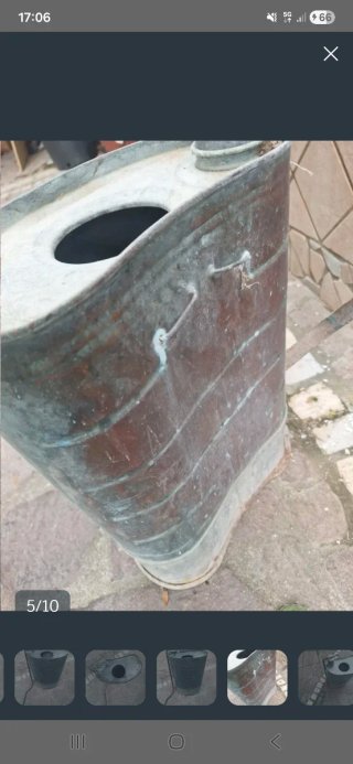 Questo oggetto è una vecchia pompa irroratrice a s