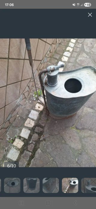 Questo oggetto è una vecchia pompa irroratrice a s