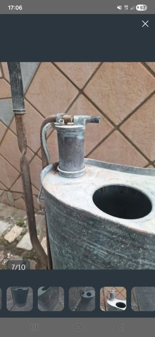 Questo oggetto è una vecchia pompa irroratrice a s
