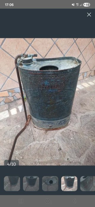 Questo oggetto è una vecchia pompa irroratrice a s