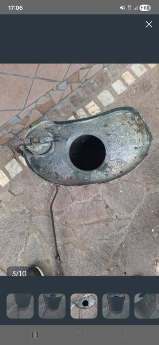 Questo oggetto è una vecchia pompa irroratrice a s