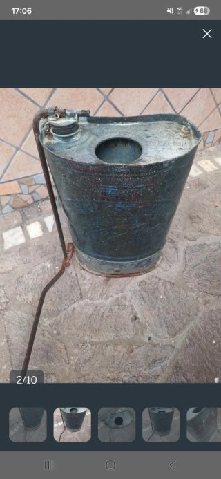 Questo oggetto è una vecchia pompa irroratrice a s