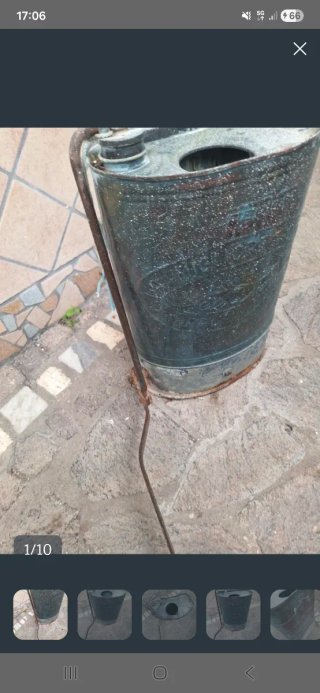 Questo oggetto è una vecchia pompa irroratrice a s