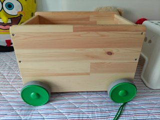 Caja de madera con ruedas Ikea