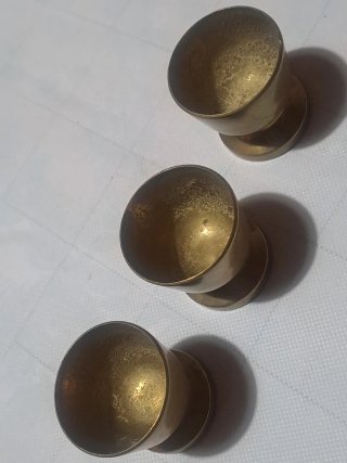 Tre piccoli bicchieri in ottone