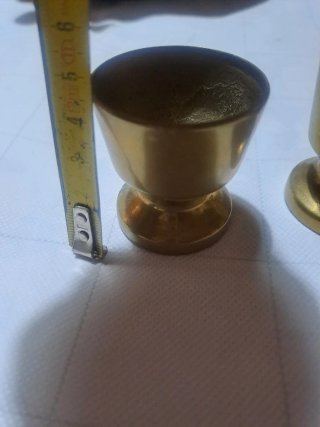 Tre piccoli bicchieri in ottone