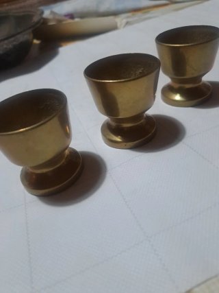 Tre piccoli bicchieri in ottone