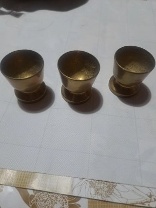 Tre piccoli bicchieri in ottone