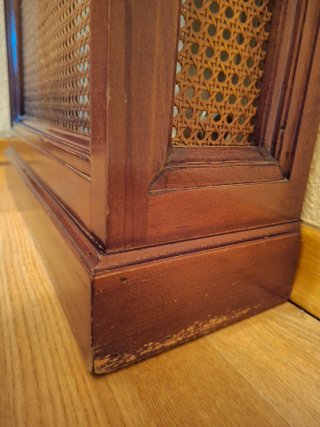 Cubre radiador de madera con mármol