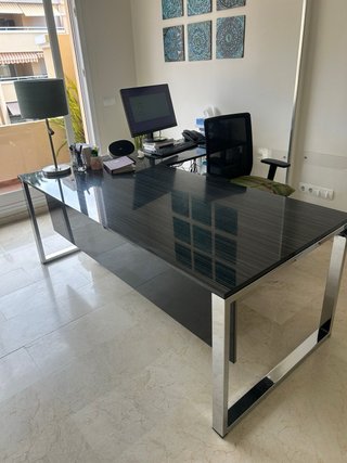Mesa de oficina modular en negro y plata