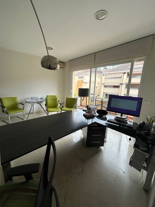 Mesa de oficina modular en negro y plata