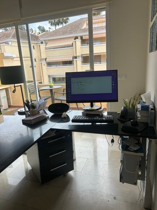 Mesa de oficina modular en negro y plata
