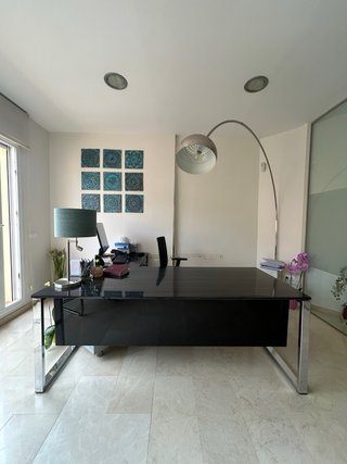 Mesa de oficina modular en negro y plata