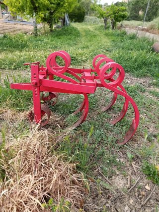 Arado de 5 vertederas Para tractor pequeño .