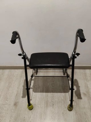 Andador con asiento y ruedas