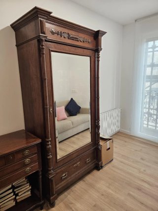 Armario antiguo madera con espejo