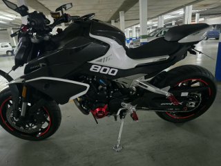 CF Moto 800 NK Naked Negra y Blanca