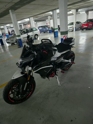 CF Moto 800 NK Naked Negra y Blanca