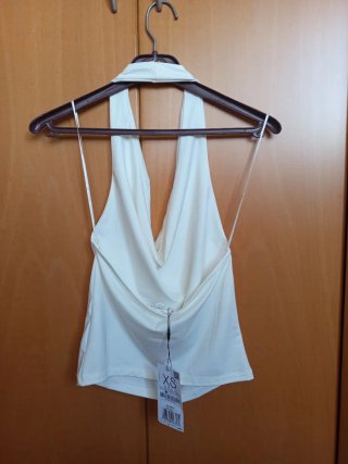 Top halter blanco escote drapeado