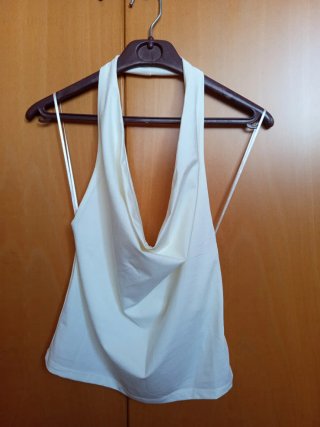 Top halter blanco escote drapeado