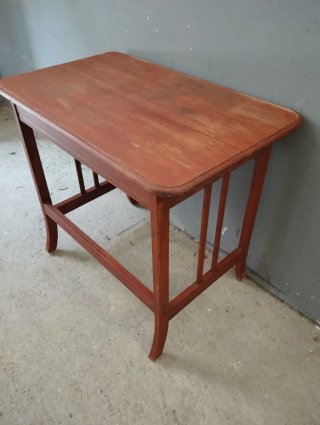 Mesa auxiliar antigua de madera
