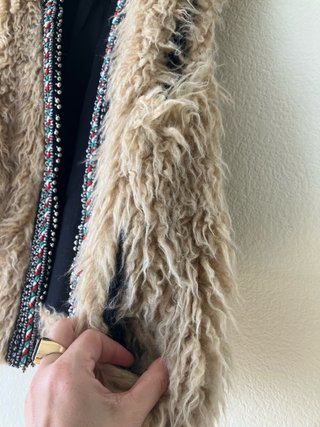 Chaleco Zara pelo sintético bordado