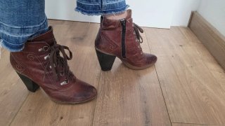Botín de piel burdeos con cordones