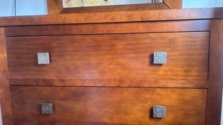 Cómoda de madera con espejo con 4 cajones