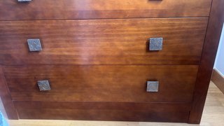 Cómoda de madera con espejo con 4 cajones