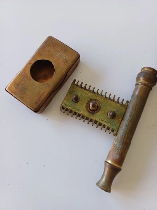Antigua maquinilla Gillette con caja