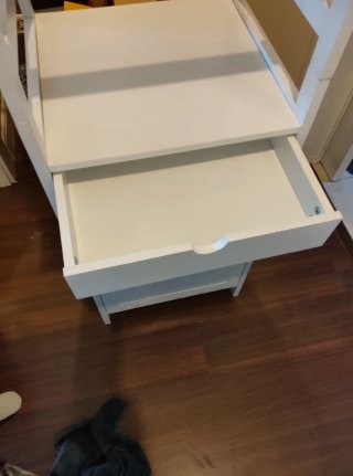 Estantería blanca con almacenaje