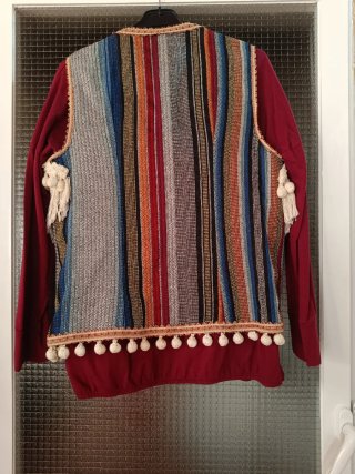 Chaleco étnico flecos + camiseta roja T.44