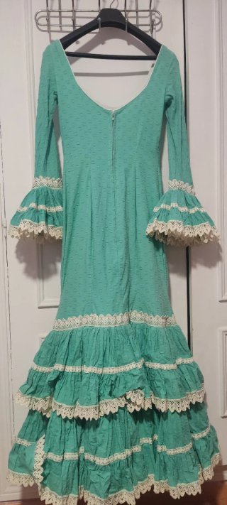 Traje de flamenca verde con volantes