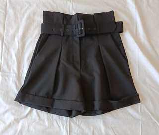 Short sastrero negro con cinturón de Rosas Rojas