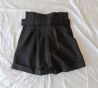 Short sastrero negro con cinturón de Rosas Rojas