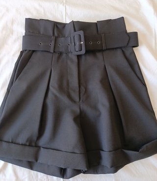Short sastrero negro con cinturón de Rosas Rojas