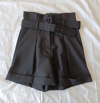 Short sastrero negro con cinturón de Rosas Rojas