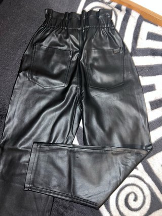 Pantalón efecto piel Zara