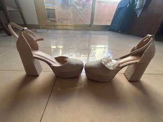 Zapatos de tacón plateados con plataforma