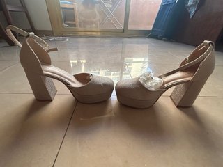 Zapatos de tacón plateados con plataforma