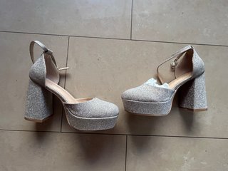 Zapatos de tacón plateados con plataforma