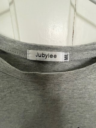 Camiseta gris algodón con corazón rojo