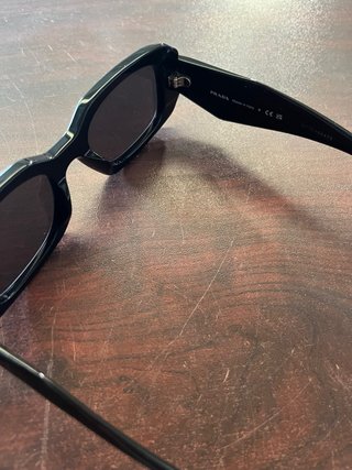 Occhiali da sole Prada neri con custodia