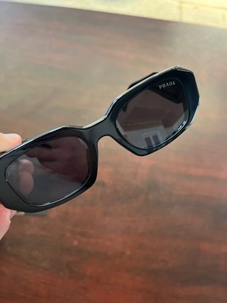 Occhiali da sole Prada neri con custodia
