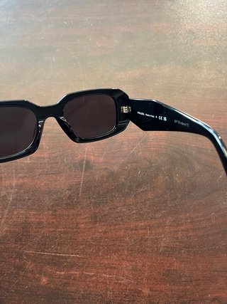 Occhiali da sole Prada neri con custodia