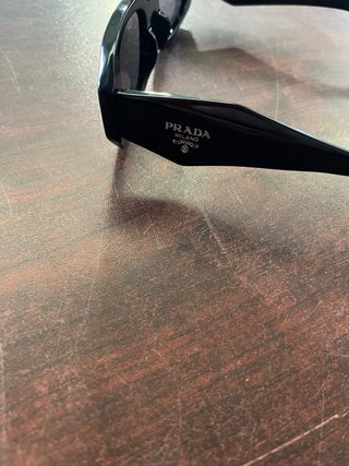 Occhiali da sole Prada neri con custodia