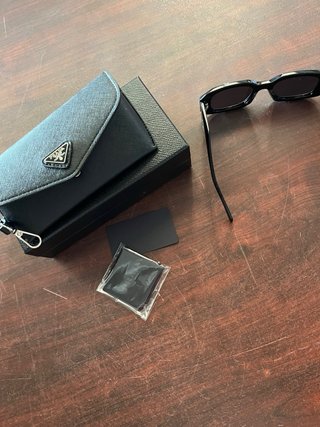 Occhiali da sole Prada neri con custodia