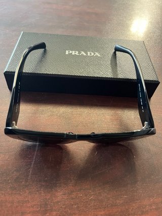 Occhiali da sole Prada neri con custodia