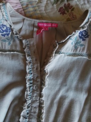 Vestido beige y azul con bordado