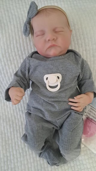 Muñeca Reborn con chupete y conjunto el cuerpo de